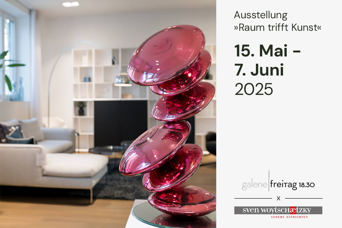 Ausschnitt eines Wohnzimmers im Einrichtungshaus Sven Woytschaetzky und einer im Vordergrund stehenden Glasfigur "Glass-Cultivator #21"